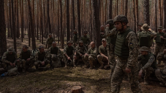 Ukrainische Sträflinge, die sich der 92. Angriffsbrigade der ukrainischen Armee angeschlossen haben, nehmen inmitten der russischen Invasion in der Ukraine, an einer Trainingseinheit in einem unbekannten Gebiet in der Region Charkiw teil.