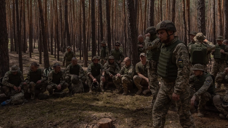 Ukrainische Sträflinge, die sich der 92. Angriffsbrigade der ukrainischen Armee angeschlossen haben, nehmen inmitten der russischen Invasion in der Ukraine, an einer Trainingseinheit in einem unbekannten Gebiet in der Region Charkiw teil. (Bild: APA/AFP/Roman PILIPEY)