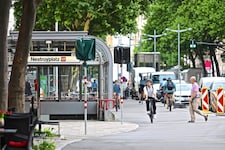 Jetzt, da die Radfahrer ausreichend Platz haben, fahren sie im Höllentempo über die Praterstraße.  (Bild: Christian A.Pichler)