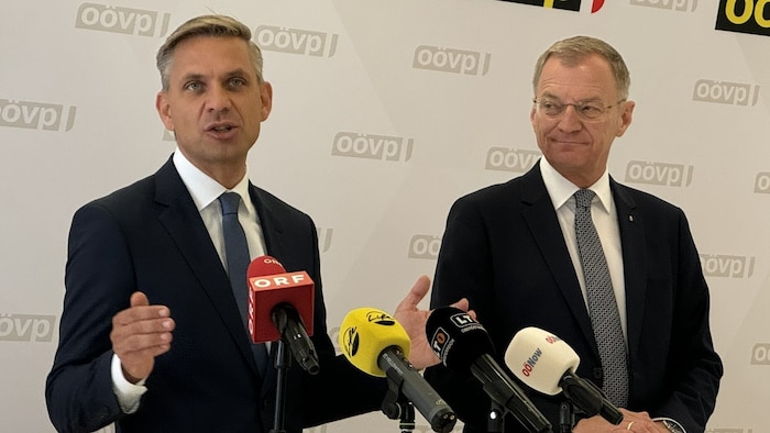 Hattmannsdorfer (left) thanked LH Stelzer for his foresight