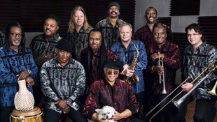 Die illustre Runde der Earth, Wind & Fire Experience rund um Mastermind Al McKay (vorne mit Hund). (Bild: Barracuda Music)