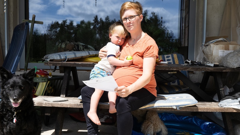 Kredit aufs Haus und hochschwanger mit dem zweiten Kind: Der Wille zur Weiterbildung lässt die 32-jährige Waldviertlerin Barbara Bozek nun unverschuldet schwere Existenzängste erleiden. (Bild: Schindler Klaus/Klaus Schindler)