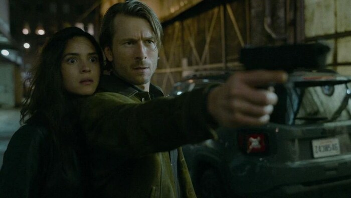 Die Schauspieler Glen Powell als Profikiller und Adria Arjona als hinreißende und geheimnisvolle ...