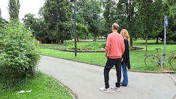 Wir haben Ariela und Bernhard im Grazer Volksgarten getroffen, die uns ihre Erlebnisse schildern. Aus verständlichen Gründen zeigen sie sich nur von hinten. (Bild: Jauschowetz Christian/Christian Jauschowetz)