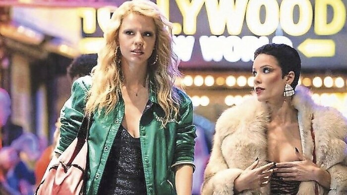 Cooles Retro-Flair wie in „Pretty Woman“: Blondie Mia Goth ist Maxine – und die will ins ...
