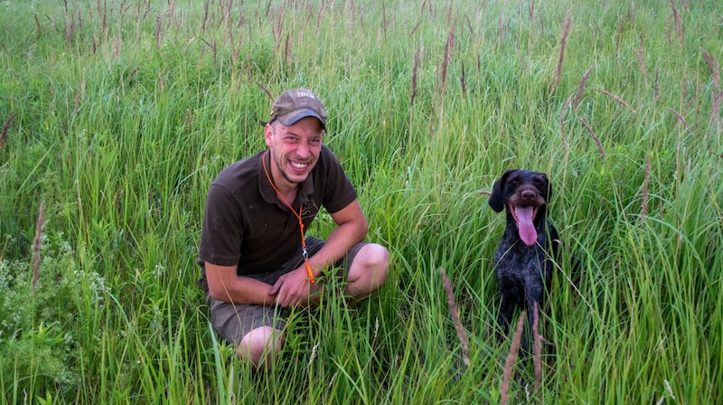 Paul Moser mit seiner Hündin „Amsel“. Er ist dankbar, dass sich immer mehr Landwirte melden, bevor ihr Feld oder ihre Wiese gemäht werden.  (Bild: Charlotte Titz)