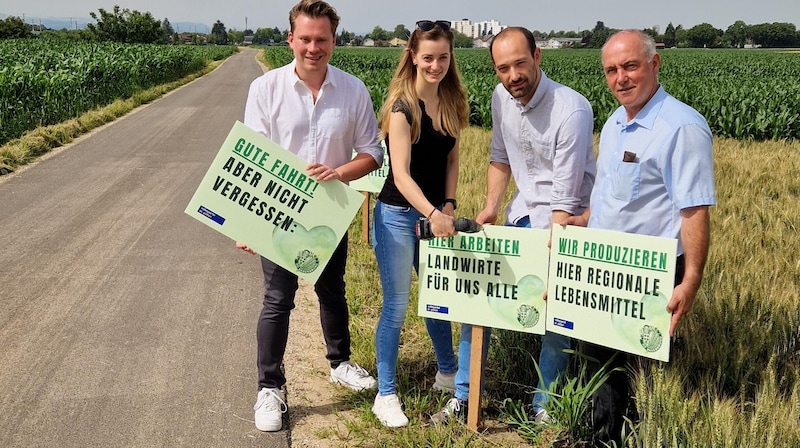 Konfliktzone Güterweg: Florian Krumböck, Anna-Maria Dangl, Michael Nagl und Matthias Adl (v. li.) werben darum, Rücksicht auf die Bauern zu nehmen.    (Bild: VP St. Pölten/Klammer)