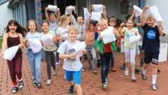 Mit Zeugnissen in den Händen starten heute Tausende Schüler in die wohlverdienten Ferien (Bild: Rojsek-Wiedergut Uta)