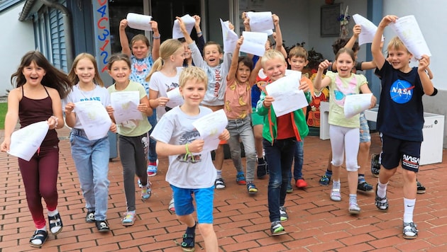 Mit Zeugnissen in den Händen starten heute Tausende Schüler in die wohlverdienten Ferien (Bild: Rojsek-Wiedergut Uta)