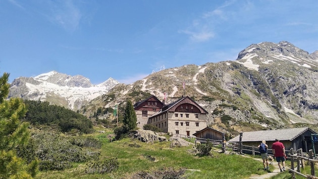 The majestic Berliner Hütte is our destination. (Bild: Peter Freiberger)