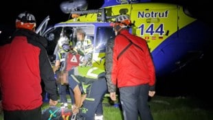 Vorsichtig wurde die Patientin in den Hubschrauber geladen. (Bild: Bergrettung Sautens, Imst, Krone KREATIV)