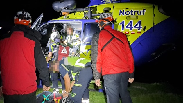 The patient was carefully loaded into the helicopter. (Bild: Bergrettung Sautens, Imst, Krone KREATIV)