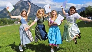 Schülerinnen aus Altmünster freuen sich über ihr Zeugnis.