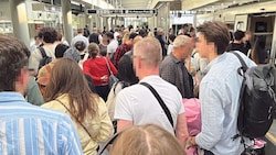 Auch abseits der Stoßzeiten herrscht auf den Bahnsteigen wegen der chaotischen U4-Sommersperre dichtes Gedränge, das Vorankommen kaum möglich macht. (Bild: Lukas Zimmer / Krone Kreativ)