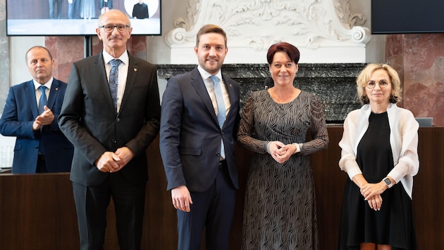 Das neue Landtagspräsidium steht: LH Anton Mattle, Sonja Ledl-Rossmann und Elisabeth Blanik (re.) gratulierten dem Fügener BM Dominik Mainusch (VP) zum neuen Amt. (Bild: Land Tirol/Oswald)