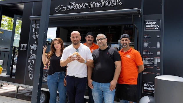 „Dönermeister“ Kadir Sicimoglu (Mitte, im weißen Hemd) und sein Team versorgen ab sofort auch die Besucher der SCS mit hochwertigem Street-Food. (Bild: Dönermeister)