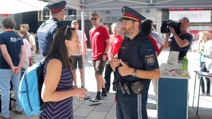 İlk kez yoldan geçenlerin ve komşuların yeni önlemler hakkında bilgilendirildiği bir ...