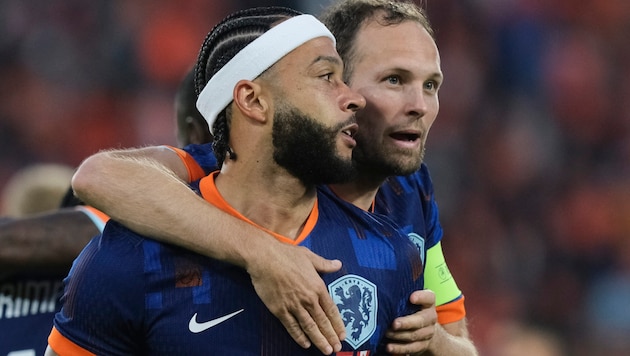 Daley Blind mit Memphis Depay. (Bild: Copyright 2024 The Associated Press. All rights reserved)