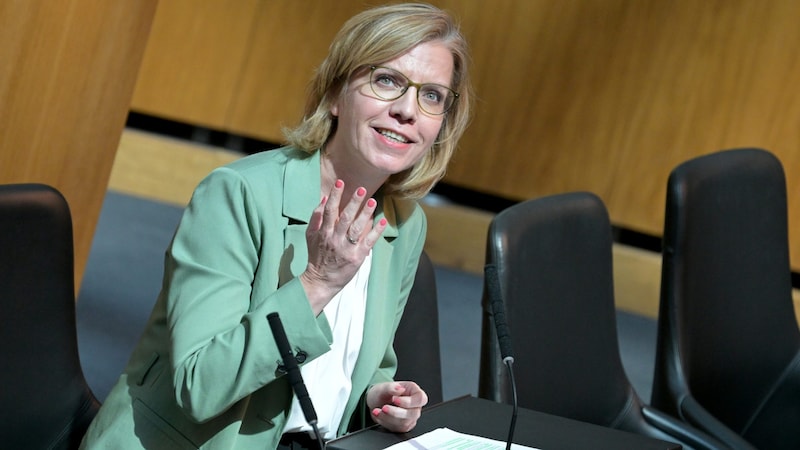 Die grüne Ministerin Leonore Gewessler überstand am Donnerstag einen Misstrauensantrag der FPÖ. (Bild: APA/Roland Schlager)