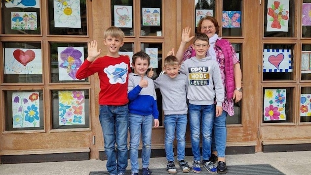 Lehrerin Brigitte Prinster mit ihren „vier Musketieren“, wie sie die Schüler liebevoll nennt. Sie nehmen nun Abschied. (Bild: VS Untertilliach)