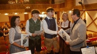 Bürgermeister Hasenöhrl und Direktorin Sprenger (re.) gratulierten (Bild: Tschepp Markus)