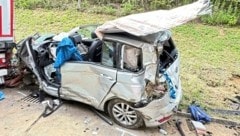 Dieser Pkw stieß beim Überholen frontal in das entgegenkommende Auto und wurde durch den wuchtigen Crash gegen den Lkw geschleudert. (Bild: Christian Schulter)