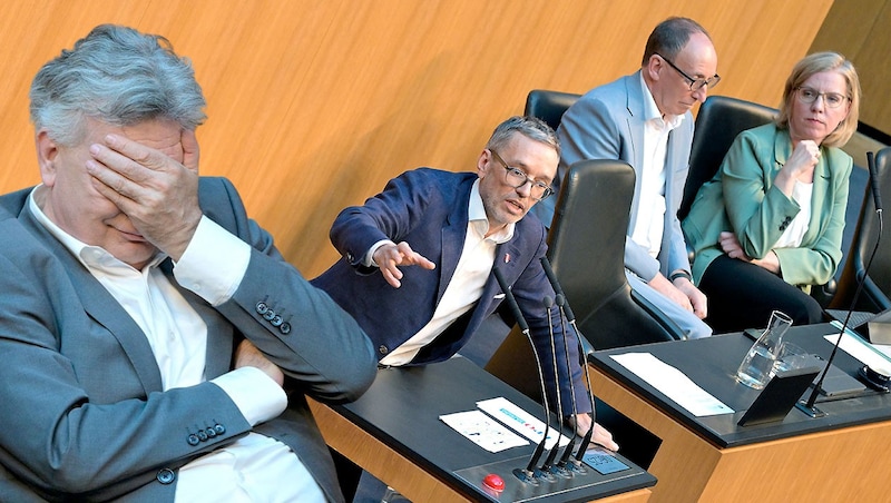 FPÖ-Chef Herbert Kickl teilte am Donnerstag im Nationalrat wieder einmal kräftig  gegen ÖVP und Grüne aus.  (Bild: Krone KREATIV/APA)