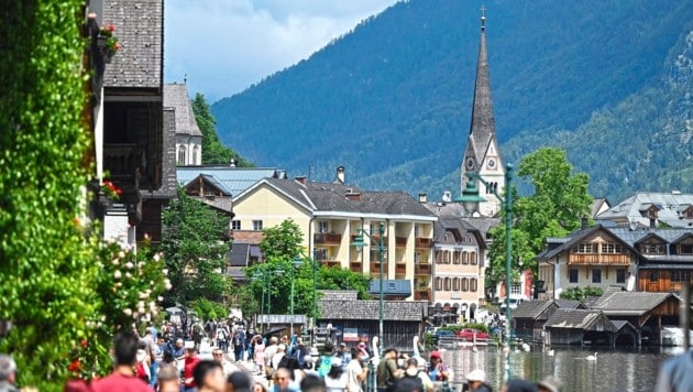 Touristen überschwemmen Hallstatt – viele kommen offenbar mit illegalen Taxis.