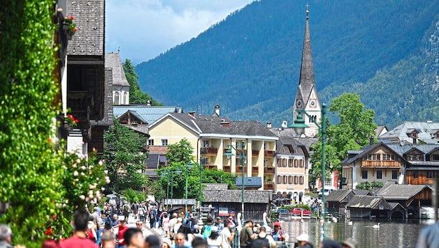 Touristen überschwemmen Hallstatt – viele kommen offenbar mit illegalen Taxis.