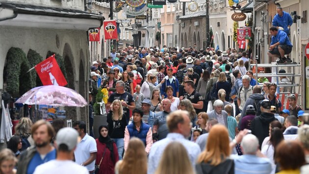 Yerel halk bir ikilem içinde: bir yandan turistler çok para getiriyor, diğer yandan (örneğin burada Salzburg'da olduğu gibi) izdiham bir yük haline geliyor. (Bild: APA/BARBARA GINDL)