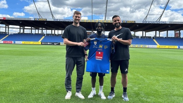 St. Pöltens Neo-Trainer Gitsov mit Amoah und Sportdirektor Freund (v.re.). (Bild: SKN)