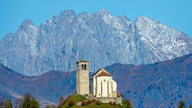 The Floriani church on the mountain near Illegio gave its name to the committee, which has been curating great exhibitions for 20 years. (Bild: Comitato di San Floriano)