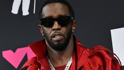 Sean „Diddy“ Combs darf nicht nach Hause. Der Rapper muss weiterhin in U-Haft bleiben. (Bild: APA/AFP/ANGELA WEISS)