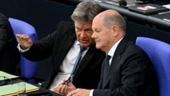 Bundeskanzler Olaf Scholz (SPD) und Wirtschaftsminister Robert Habeck (Grüne) (Bild: APA/AFP/RALF HIRSCHBERGER)