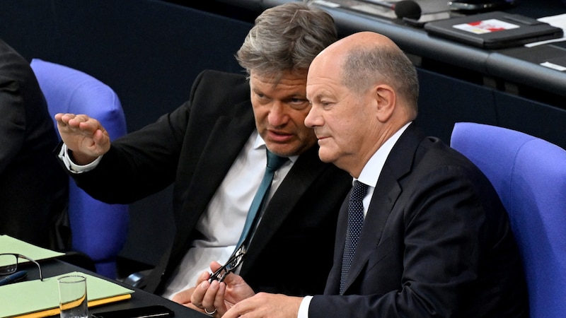 Da waren‘s nur noch zwei: Wirtschaftsminister Robert Habeck und Bundeskanzler Olaf Scholz (Bild: APA/AFP/RALF HIRSCHBERGER)