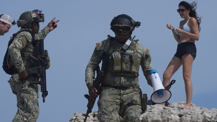 Soldaten fordern die Touristen aufgrund der akuten Gefahr auf, die Strände zu verlassen.