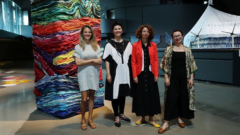 Azra Akšamija (2. v. li.) mit den Kuratorinnen Alexandra Trost (li.), Katrin Bucher Trantow und Kunsthaus-Chefin Andreja Hribernik (re.). (Bild: UMJ/J. J. Kucek)