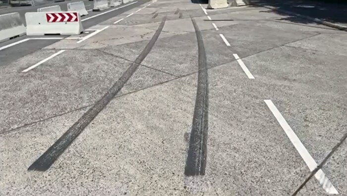 Dicke, schwarze Reifenspuren zeugen wieder einmal von einer wilden Nacht. Die Betonleitwände ...