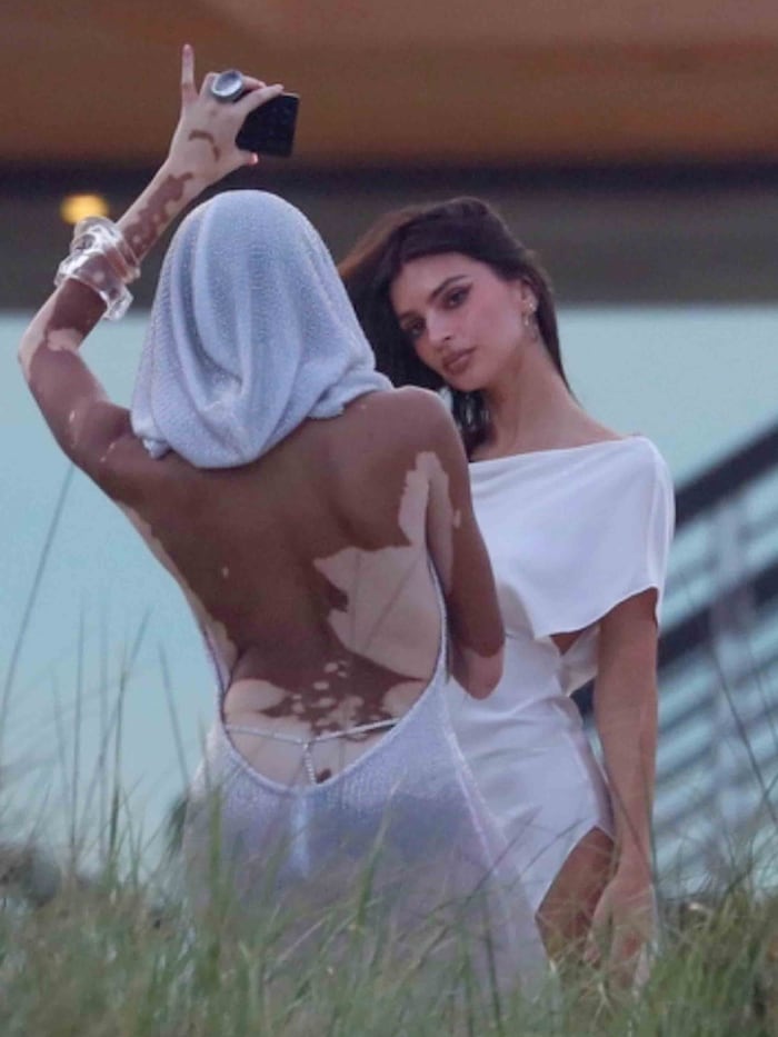 Emily Ratajkowski "All White" megjelenésében pózolt modellkolléganőjének, Winnie Harlownak.