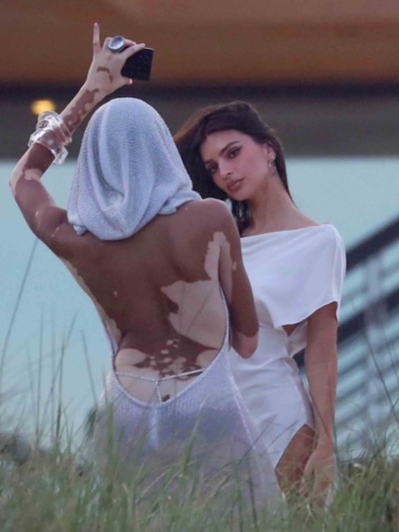 Emily Ratajkowski posierte in ihrem „All White“-Look für Model-Kollegin Winnie Harlow. (Bild: Photo Press Service)