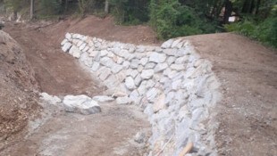 Die Totalsperre des Annengrabens kann aufgehoben werden – ein Ablenkdamm wurde errichtet.