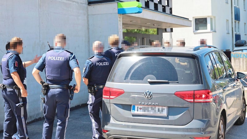 Investigators at the crime scene. (Bild: Birbaumer Christof/Krone KREATIV)