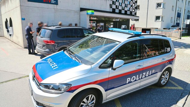 Police at the crime scene. This bank was robbed late Friday morning. (Bild: Birbaumer Christof/Krone KREATIV)