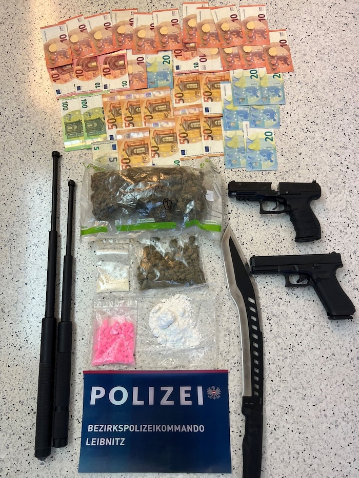Bargeld, Drogen, verbotene Waffen der Händler