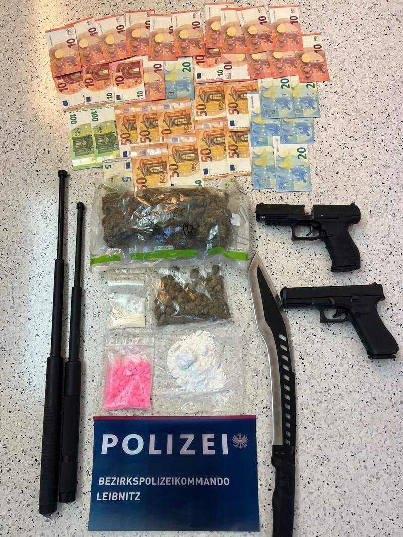 Bargeld, Drogen, verbotene Waffen der Händler (Bild: Polizei Leibnitz)