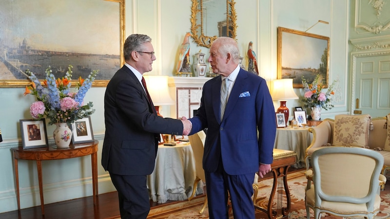 Keir Starmer with King Charles III. (Bild: AP ( via APA) Austria Presse Agentur/AP)