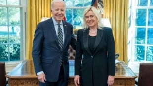 Botschafterin Petra Schneebauer mit US-Präsident Joe Biden (Bild: BMEIA)