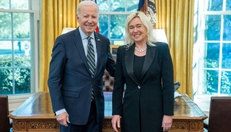 Botschafterin Petra Schneebauer mit US-Präsident Joe Biden (Bild: BMEIA)