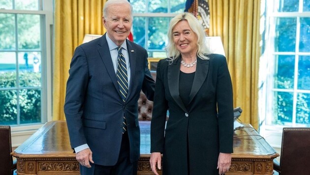 Ambassador Petra Schneebauer with US President Joe Biden (Bild: BMEIA)