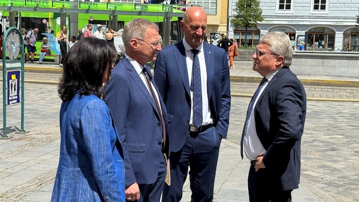 İlk iyi dilekçi! Basın toplantısına giderken Dörfel (sağdan ikinci), Stelzer ve Angerlehner, Linz Belediye Başkanı Klaus Luger (sağda) ile bir araya geldi.